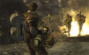 Геймдиректор Fallout: New Vegas сравнил игру с Cyberpunk 2077 и напомнил, как Obsidian критиковали на релизе